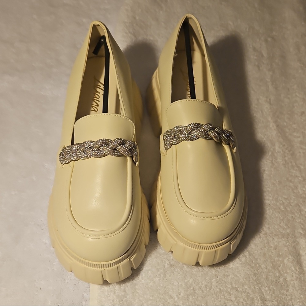 Cream Chain Slip On Women's Loafer Flats Size 10 Round Toe Synthetic Casual